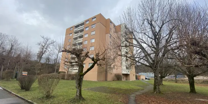 Appartement de 4,5 pièces avec balcon ascenseur et une place.