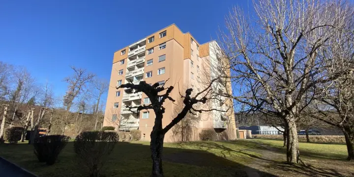 Appartement de 4,5 pièces avec balcon ascenseur et une place.