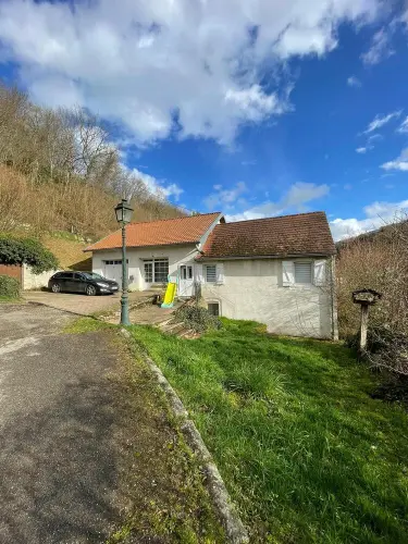 Maison entièrement rénovée agrémentée d'une parcelle de 2'400 m2. à Glay