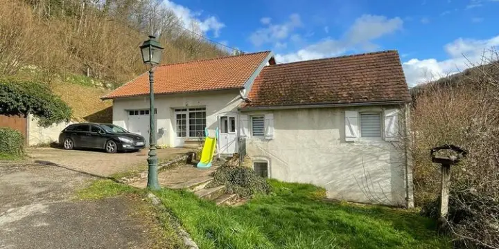 Maison entièrement rénovée agrémentée d'une parcelle de 2'400 m2.