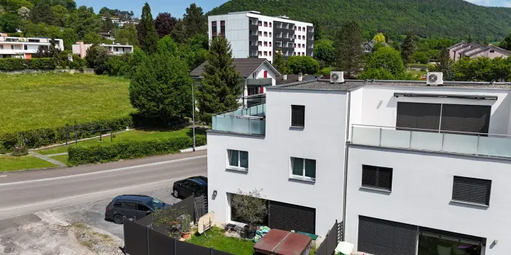À vendre à Delémont maison moderne de 5.5 pièces avec jardin