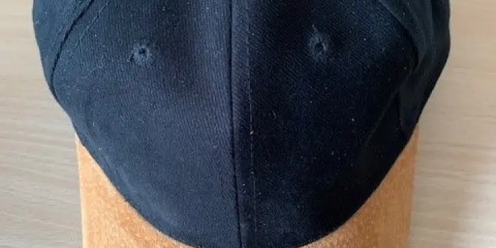 1 casquette noire neuve en coton et simili daim