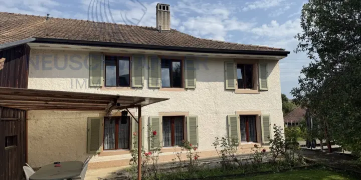 Haut potentiel pour cette maison idéalement située 2 logements