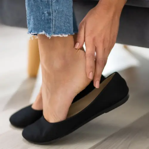 Jeune femme portant des ballerines recherchée à Lausanne