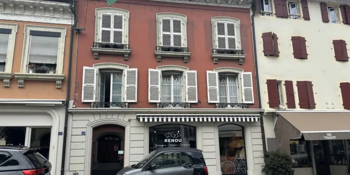 Joli bureau lumineux, bien situé