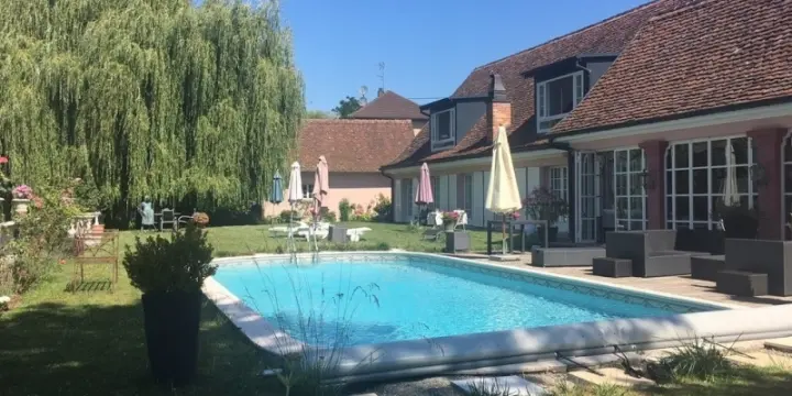 Hochwertige und freundliche Villa mit Pool und traumhaftem Garten