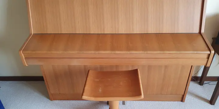 Piano droit brun