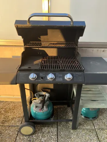 donne grand barbecue à gaz à Vésenaz