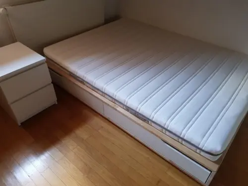Lit double + Matelas + Table de chevet + Lampe de bureau à Sion