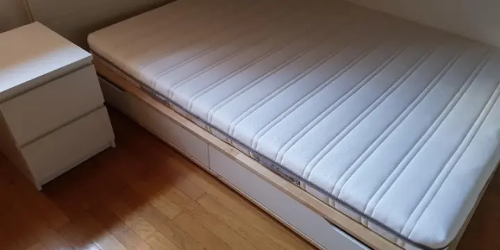 Lit double + Matelas + Table de chevet + Lampe de bureau