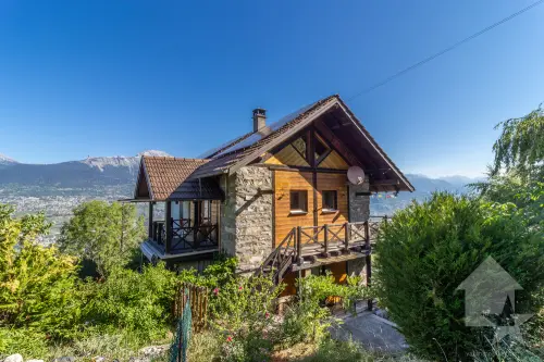 Chalet de caractère de deux appartements avec vue et situation idéale