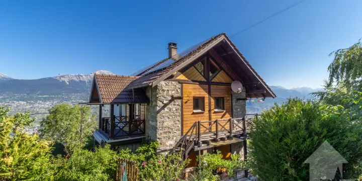 Chalet de caractère de deux appartements avec vue et situation idéale