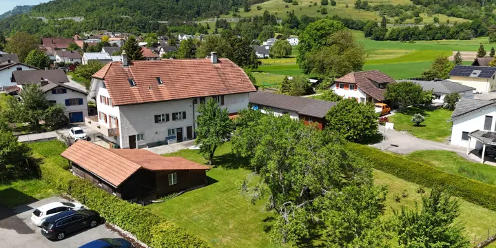 À vendre à Glovelier maison de 3 appartements et grand terrain