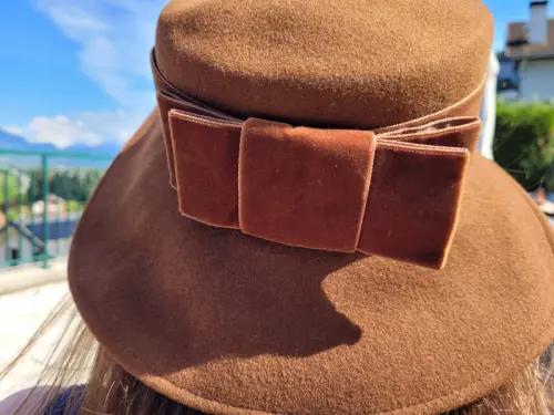 Chapeau camel avec noeud à Genève