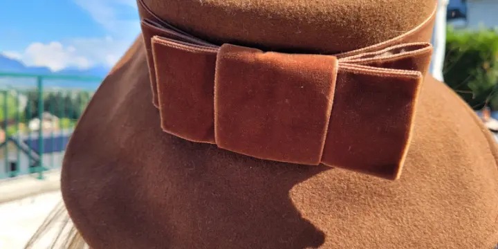 Chapeau camel avec noeud