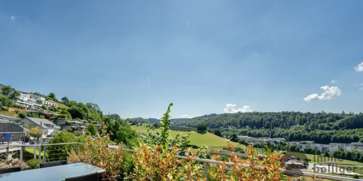 Sonnige Aussicht an erhöhter und beliebter Lage