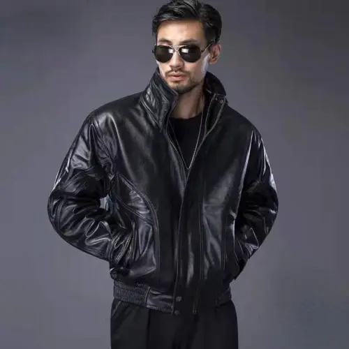 Veste en cuir noire à 2830 Courrendlin
