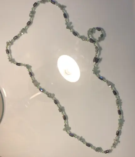 Collier noir et vert aimanté à Nyon