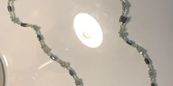Collier noir et vert aimanté