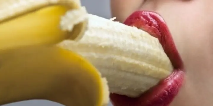 Jeune et jolie black recois un homme