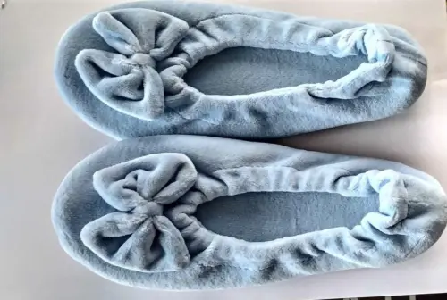 Pantoufles bleues claires Comme neuves à Moutier