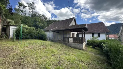 En France à 5 km de la frontière Maison de village avec jardin à Vaufrey