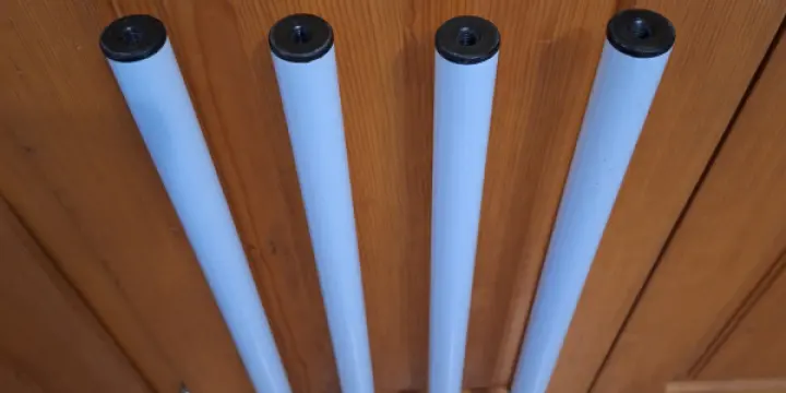 4 Pieds de table haut. 75cm. diam. 3cm.