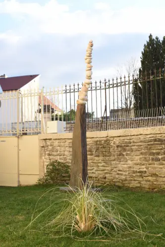 Sculpture Statue Galets Beige Rose sur Menhir en Ardoise à Zürich