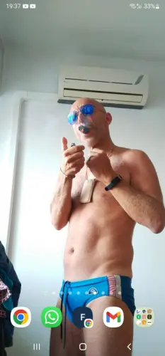 Escort homme de compagnie.. à Annecy
