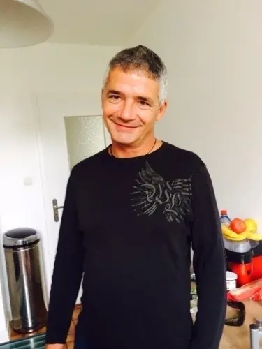 homme un peu seule dans la vie  à geneve