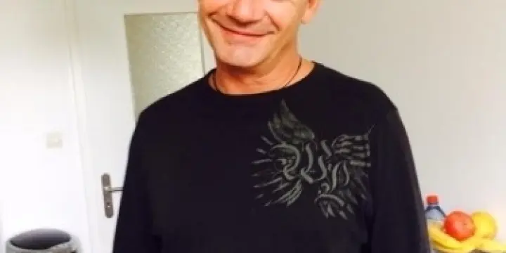 homme un peu seule dans la vie 