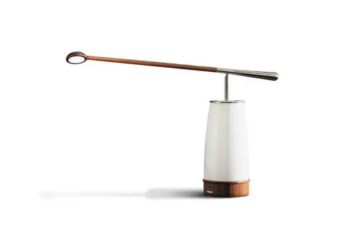 Lampe AFO par Chi Wing à montseugny