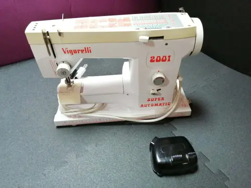 Machine à coudre VIGORELLI   E75 Super Automatic à Arnex-sur-Orbe