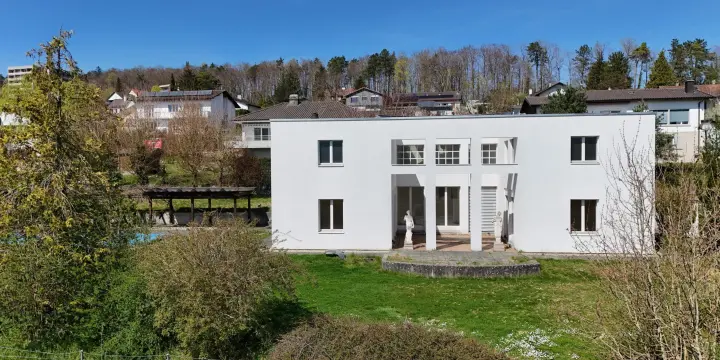 Située à Porrentruy villa d'architecte de 9 pièces