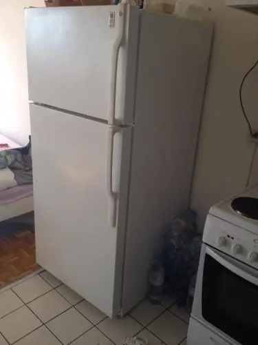 Je vends réfrigérateur urgent. à le lignon