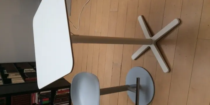 Table et chaise haute de bar