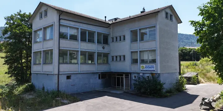 À vendre à Reconvilier immeuble artisanal de 1'045 m² à rénover