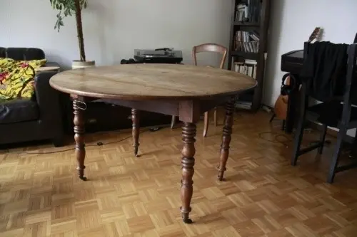Table rustique en bois à Geneva