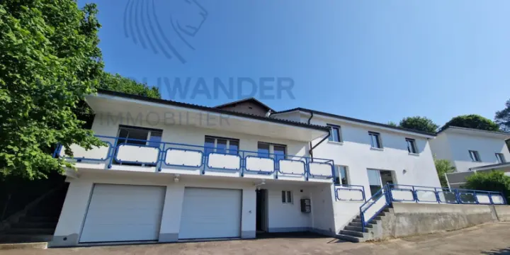 Maison locative de 2 appartements, 2 garages, balcons et terrain