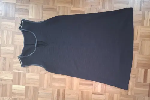Robe noire à bretelles à Moutier