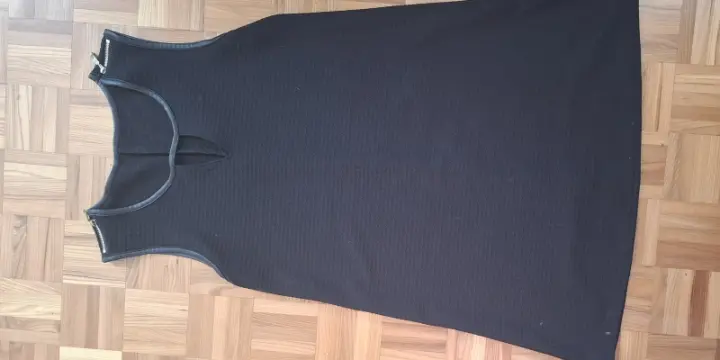 Robe noire à bretelles
