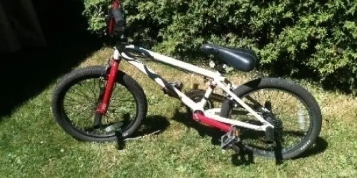 Bmx rouge et blanc