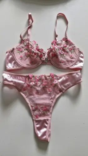 GRATUIT - Sous-vêtements rose pâle à Vallorbe