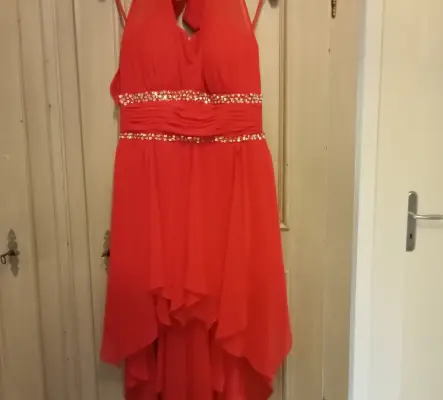 Robe cocktail rouge avec ceinture à strass