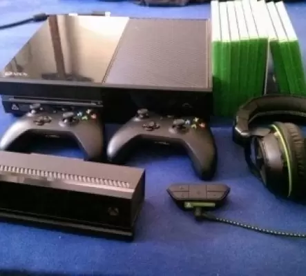 Xbox One + Kinect 2+ jeux et casque 7.1