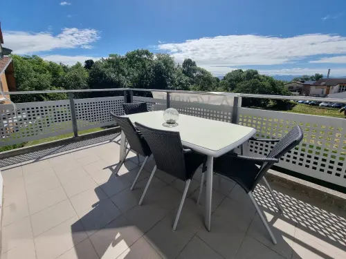 Appartement duplex lumineux avec balcon dans un cadre résidentiel privilégié à Genolier