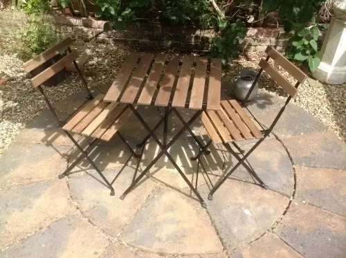 Table de jardin avec 2 chaises à Genève