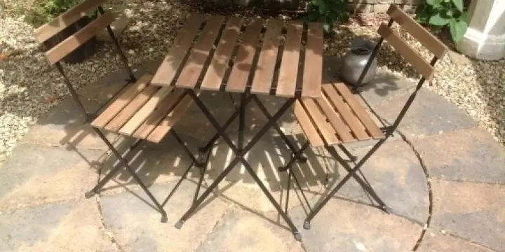 Table de jardin avec 2 chaises