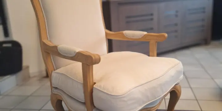 A vendre 2 fauteuils de style Louis XV du magasin "Maison du Monde"