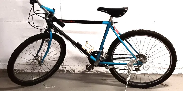 VTT vintage en bon état général, idéal pour l'été!